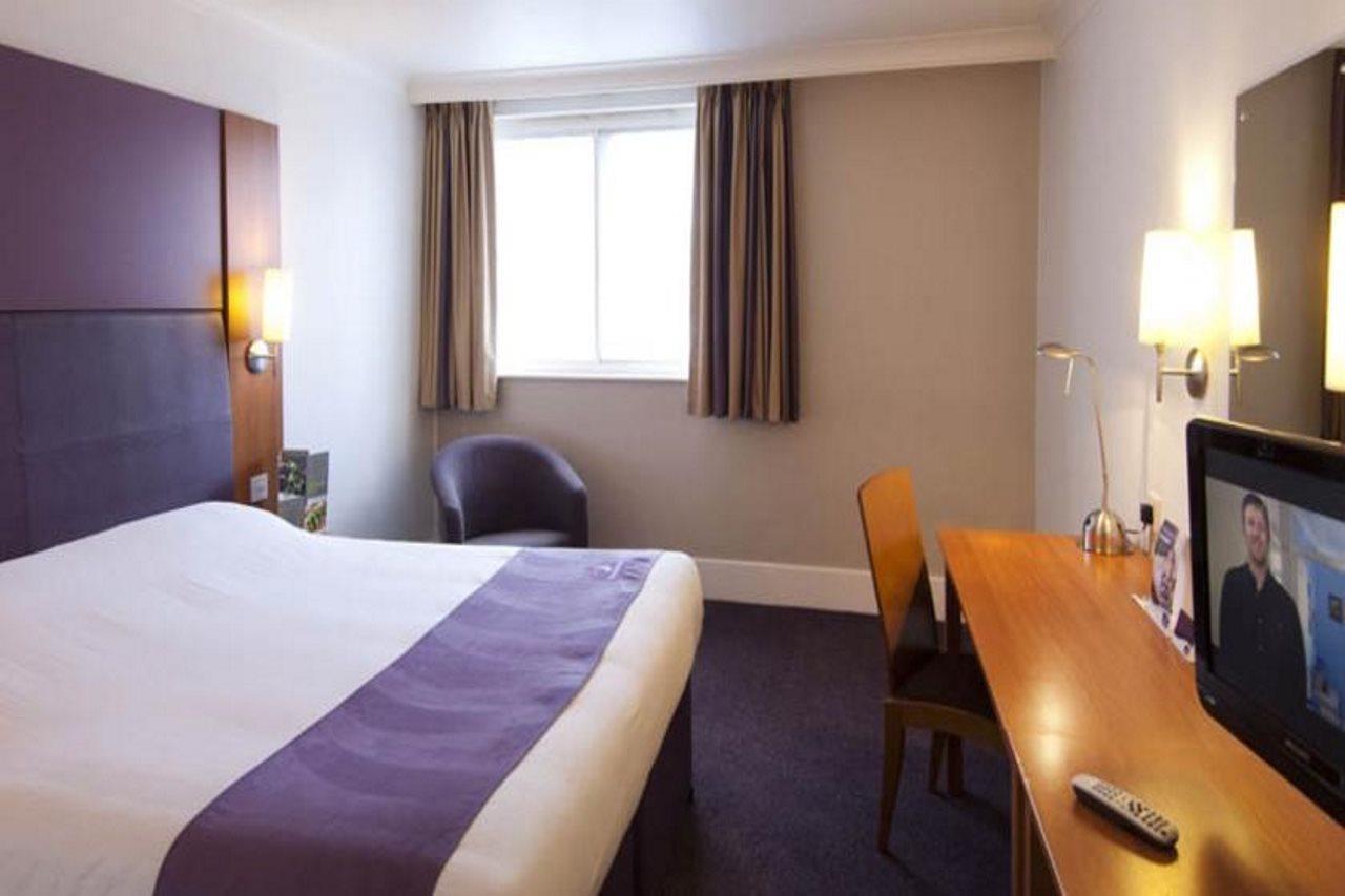 Premier Inn Premier Inn Bagshot Dış mekan fotoğraf